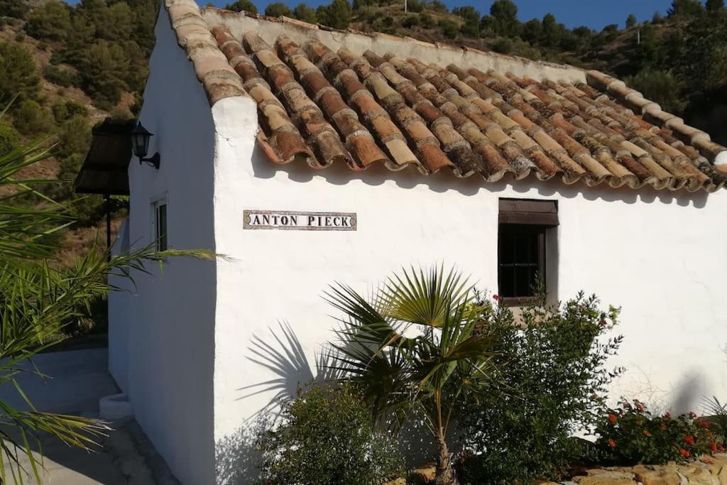 Tiny House 12M2 In Holiday Park With 55 M2 Pool Tolox Esterno foto